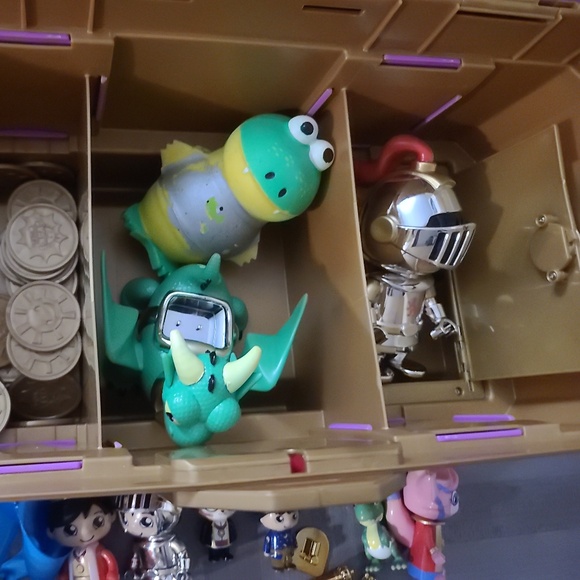 Ryan's World Large Mega Treasure Chest With Keys, Coins Figures, Swords ++++ - Picture 9 of 10